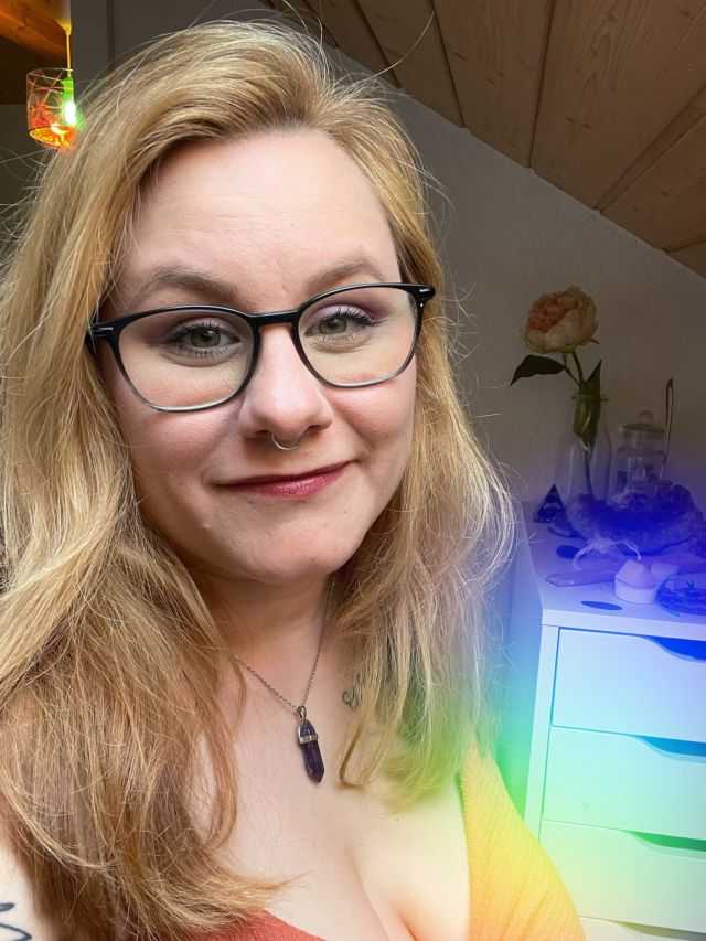 ✨ 34 ans ✨

L'année qui vient de s'écouler est passée à une vitesse folle ! Il y a un an, je me souhaitais de la guérison et plein de jolies choses. Eh bien, je crois que j'ai réussi 🥳

Aujourd'hui, non seulement j'atteins l'âge de 34 ans, mais c'est aussi l'occasion de célébrer le chemin parcouru. Je peux réellement dire que j'ai guéri de grosses grosses blessures. Aujourd'hui, je m'aime moi, j'aime passer du temps seule, j'aime faire des trucs pour moi et je me mets (enfin) en priorité 🥰

Bon, j'ai quand même encore quelques angoisses et certaines peurs qui me collent à la peau (bonjour la peur de l'abandon et du rejet), mais j'arrive à prendre du recul lorsque ça arrive et je parviens généralement à me rassurer. Et quand c'est pas le cas, j'accueille l'émotion et je fais avec ✌🏻

Pour mes 34 ans, je me souhaite plein de moments chouettes, un quotidien serein mais excitant, des concerts, des paillettes, des livres, des ronrons de chat, des balades dans la nature, de l'émerveillement et de l'amour 🫶🏻

Et merci à vous toustes pour vos messages, vos mots et votre présence au fil de cette dernière année 🩵 Sachez que vous m'avez passablement aidée et épaulée et que je suis ultra reconnaissante de vous avoir dans ma vie 🥰

Je continue mon chemin de vie, encore plus sûre de moi, avec des jolis projets et en continuant de mettre mes angoisses, mes doutes et ma culpabilité au placard 🥳

🩷

#feeling34 #34ans #santémentale #recoveringpeoplepleaser #recovering #guerison #secélébrer