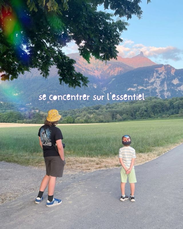 Pas de photodump en ce dimanche soir. Pourquoi ? Parce que ma pellicule est remplie de mauvaises nouvelles, de fuites d'eau, de retard de train et de vitre brisée. 

Et je préfère me concentrer sur l'essentiel : mes enfants, Luna, mon chez moi que j'aime, ma guérison... Alors même si en ce moment, je souffre, je me sens vide et ultra nulle, je préfère me concentrer sur ce qui compte réellement ❤️‍🩹 Le reste, on verra plus tard.